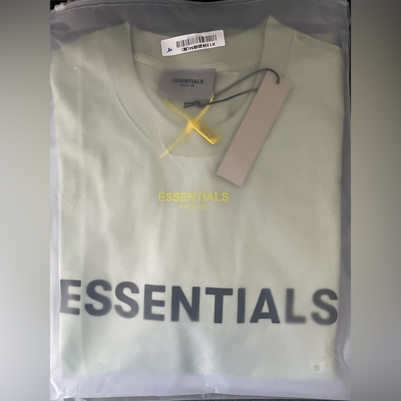 Medium Size Unisex Essential T-shirts - Picture 4 of 5